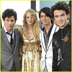 taylor-swift-jonas-brothers-record.jpg